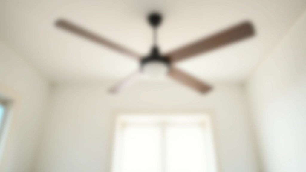 Ventilador de teto moderno em divisão clara, com luz natural, ambiente fresco e bem arejado